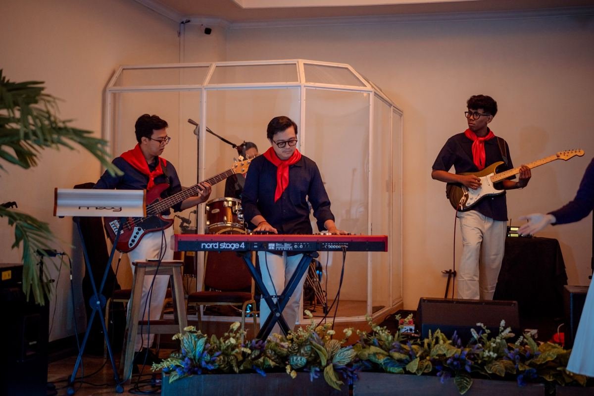 Tim musik youth tampil di panggung