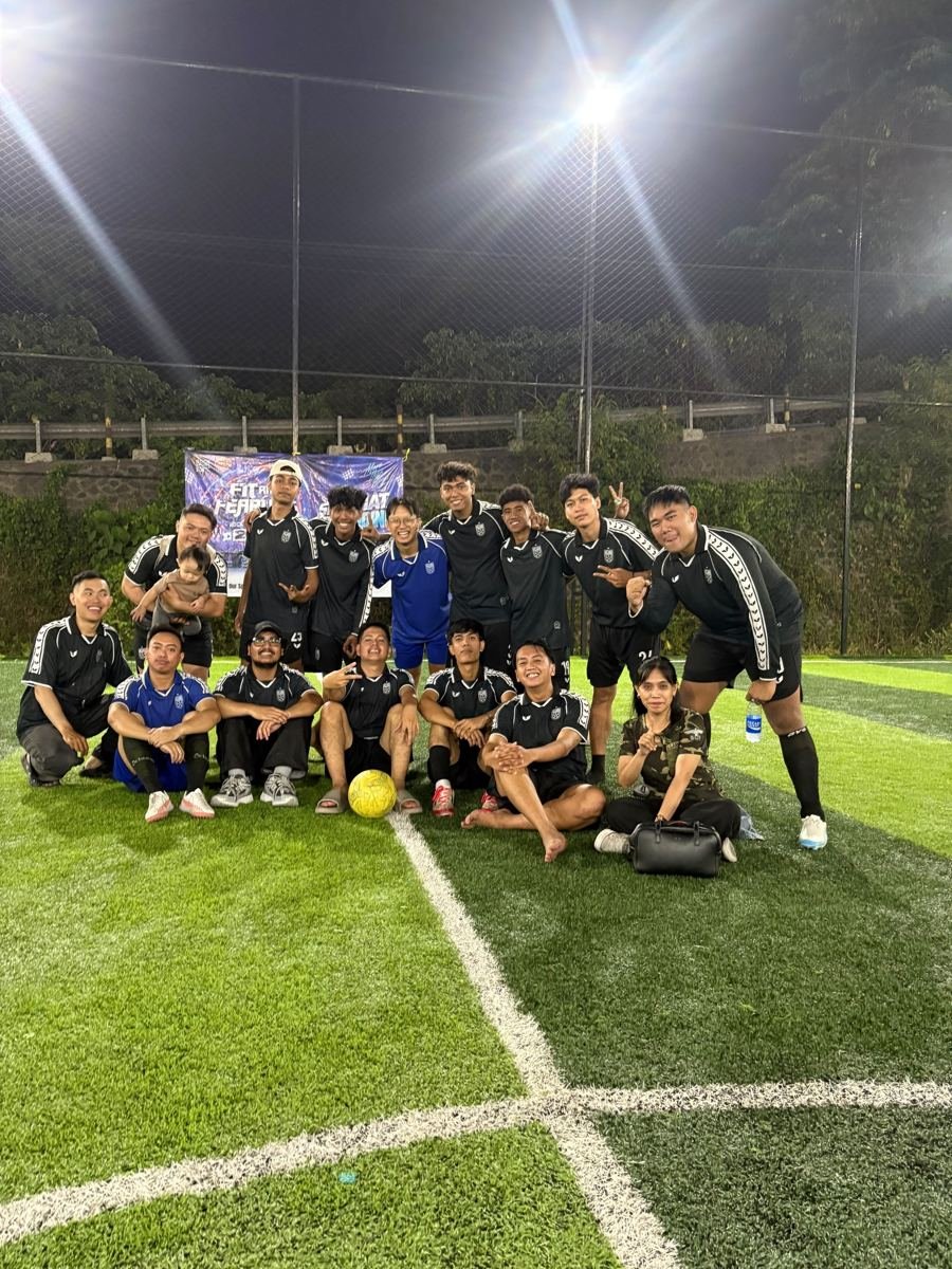 Tim futsal youth foto bersama di lapangan