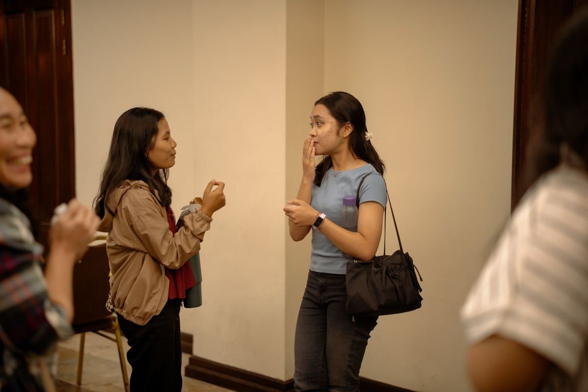 Dua anak youth ngobrol santai
