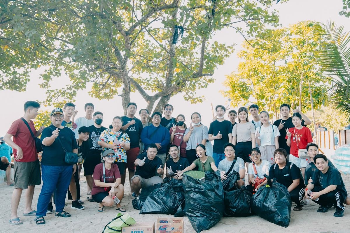 Anak youth foto bersama setelah bersih-bersih pantai