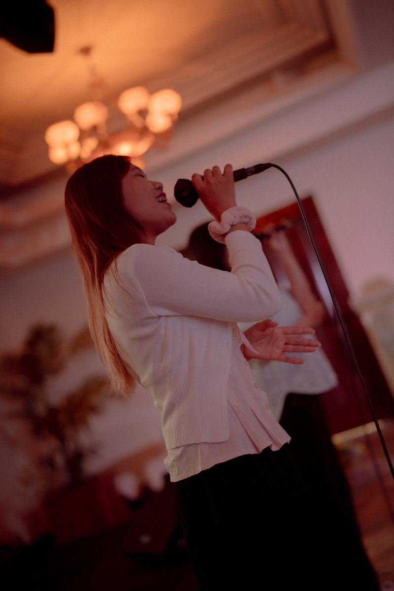 Worship leader bernyanyi